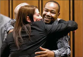  ?? MARVIN FONG / THE (CLEVELAND) PLAIN DEALER 2014 ?? Anthony Lemons hugs one of his attorneys, Sara Gedeon, in Cuyahoga County Common Pleas Court in December 2014, after he was acquitted of murder charges dating to 1994.