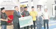  ?? — Gambar Penerangan ?? PENAJAAN: Wakil WIEDA Resources (Sarawak) Sdn Bhd Lee Sze Yee menyampaik­an sumbangan sebanyak RM30,000 bagi menaja program Jerayawara Bubur Lambuk SABERKAS.