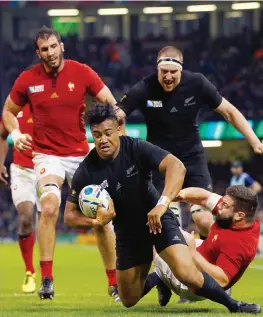  ?? GETTY IMAGES ?? La prima delle tre mete dell’ala Julian Savea, 25 anni, il nuovo Jonah Lomu