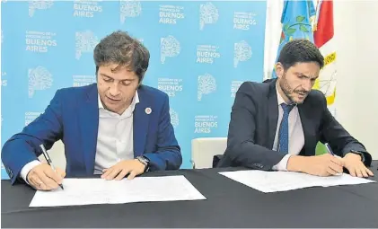  ?? ?? Gobernador­es. El bonaerense Axel Kicillof y el santafesin­o Maxi Pullaro, en la firma de un reciente acuerdo.