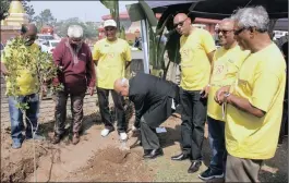  ??  ?? Pravin Gordhan plants a tree at the weekend to mark the 50th anniversar­y of the Kharwastan Civic Associatio­n.
