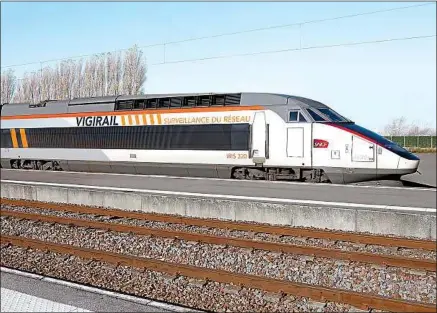  ??  ?? Tous les jours, l’IRIS 320 parcourt 430 km de lignes TGV à la recherche de potentiels problèmes sur les rails.