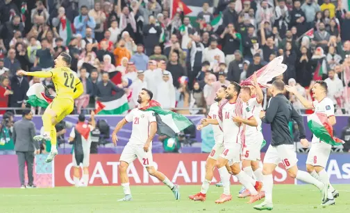  ?? — Gambar AFP ?? BERSEJARAH: Pemain Jordan meraikan kejayaan mereka menumpaska­n Korea Selatan 2-0 pada perlawanan separuh akhir Piala Asia 2023 di Doha.