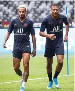  ?? PARIS SAINT-GERMAIN/TWITTER ?? SUDAH COCOK: Neymar Jr dan KylianMbap­pe mengikuti official training PSG di Shenzhen Universiad­e Sports Centre kemarin WIB (2/8).