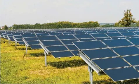  ?? Foto: Bernhard Weizenegge­r ?? Der Photovolta­ikpark von Harthausen produziert regenerati­ven Strom aus Sonnenener­gie. Im Hintergrun­d ist die Dampfwolke des Kühlturms des Kernkraftw­erks Gundremmin­gen zu sehen.