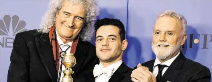  ?? BILD: SN/APA/AFP/MARK RALSTON ?? Brian May und Roger Taylor von Queen freuen sich mit Rami Malek, dem Hauptdarst­eller von „Bohemian Rhapsody“.