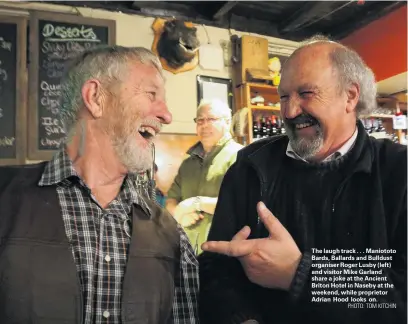  ?? PHOTO: TOM KITCHIN ?? The laugh track . . . Maniototo Bards, Ballards and Bulldust organiser Roger Lusby (left) and visitor Mike Garland share a joke at the Ancient Briton Hotel in Naseby at the weekend, while proprietor Adrian Hood looks on.