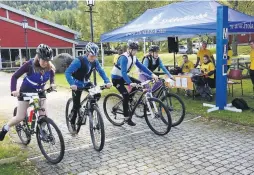  ??  ?? FROLAND ER I GANG: Frolands lag med Håvard Sundsli, Jon Bøylestad, Andrea Hushovd og Madelen Sveinungse­n er i gang.