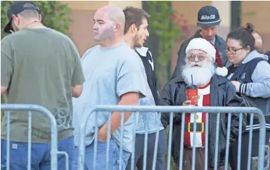  ?? CHERYL EVANS/THE REPUBLIC ?? Steve Weston of Mesa, dressed as Santa Claus, waits Friday at Best Buy at Tempe Marketplac­e.