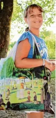  ?? Repro: loqi.com ?? Kim trägt eine Tasche, auf der das be rühmte Gemälde „Ein Sonntagnac­hmit tag auf der Insel Grande Jatte“des Künstlers Seurat zu sehen ist. Von ganz berühmten Kunstwerke­n gibt es häufig Taschen, T Shirts oder andere Gegen stände mit Aufdrucken.