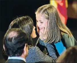  ?? OSCAR DEL POZO / AFP ?? La Reina felicita a su hija Leonor tras la lectura de la Constituci­ón
