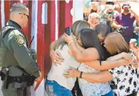  ?? REUTERS ?? Algunos de los familiares que se reencontra­ron.