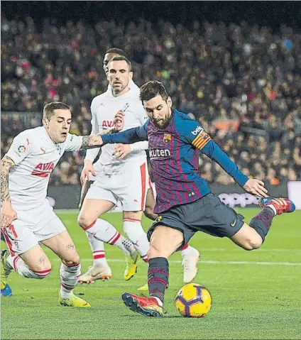  ?? FOTO: PERE PUNTÍ ?? Imparable
Leo Messi arma su zurda para disparar en la última visita del Eibar al Camp Nou, el 13 de enero del 2019