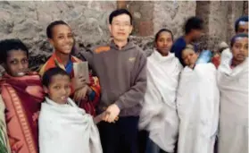  ??  ?? 2015: Professor Liu Hongwu with local children at Lalibela World Cultural Center in northern Ethiopia.