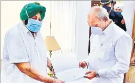  ?? ANI ?? Chief minister Amarinder Singh submits his resignatio­n to governor Banwarilal Purohit.