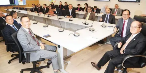  ??  ?? Uggah (right) and Eddin Syazlee (second right) smile for the cameras at the start of their meeting yesterday. Also seen are Kapit MP Datuk Alexander Nanta Linggi (le ), Abdullah (second le ) and others. – Penerangan photo