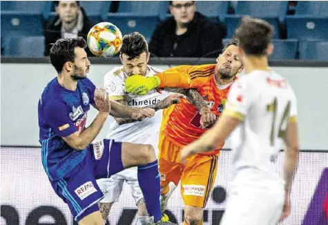  ?? KEYSTONE ?? Die verhängnis­volle Szene für den FC Luzern: Goalie David Zibung kann den Ball nicht behändigen, daraus resultiert das 0:1. SCHWEIZER CUP HALBFINALS