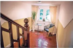  ?? RP-FOTO: ANNE ORTHEN ?? Aufgang zu einer Wohnung: Das Original-Treppenhau­s bekam lediglich neue Farbe – ein sattes Dunkelrot.