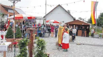  ??  ?? Pfarrer Paul Notz besprengt als Zeichen der Weihe den neuen Platz mit Weihwasser.