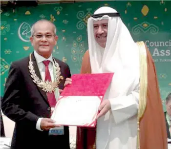  ??  ?? Maxwell de Silva was awarded the OCA Merit Award in recognitio­n of his services to sports by OCA President Shiek Ahamed Al-Ahamed Al-Sabah - Pic courtesy NOCSL