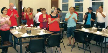  ??  ?? GUESTS singing the birthday song for Aida Rivera Ford