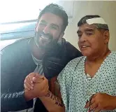  ?? (Afp) ?? Gli enigmi Diego Maradona posa col suo medico Leopoldo Luque, dopo l’intervento