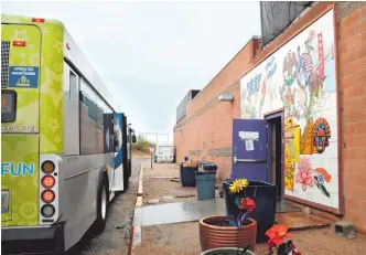  ?? EFE ?? Alistan autobús para migrantes en el albergue Casa Alitas, en Tucson, Arizona