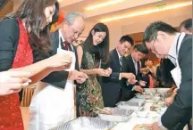  ?? YIN BOGU / XINHUA ?? Chinese Ambassador to the United States Cui Tiankai (second from left), makes dumplings with overseas Chinese students in Washington, DC, on Sunday to celebrate the upcoming Chinese Lunar New Year.