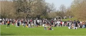  ??  ?? > Hundreds of people caused havoc in and around Cannon Hill Park