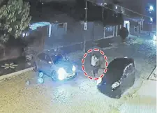  ?? ?? La víctima en circulo abre fuego contra sus atacantes, cuando estos se disponen a huir a bordo de un auto Funcargo negro.