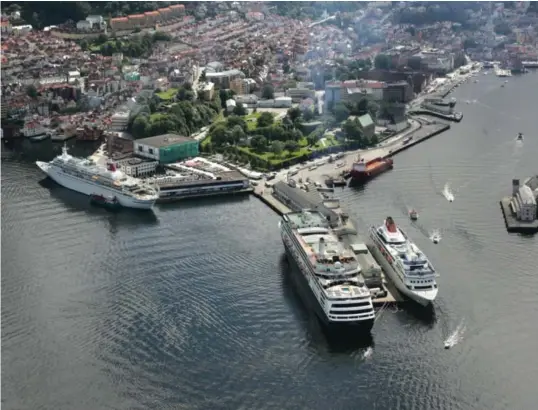  ?? JAN M. LILLEBØ ?? Arkivbilde­t viser cruiseskip liggende til kai ved Skoltegrun­nskaien, i nærheten av Bergenhus festning, i 2005.