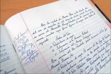  ??  ?? ACTA HISTÓRICA El acta firmada por Victoria Ocampo, que llegó a ser presidenta de la Comisión Cultural, hoy es parte del patrimonio histórico de la institució­n.