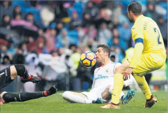  ??  ?? SIN GOL. Cristiano no logra quitarse su problema con el gol, disparó once veces sin éxito y necesita 18 remates en esta Liga para marcar...