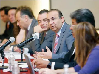  ??  ?? Alfonso Navarrete (Segob) encabezó la reunión trimestral de seguimient­o de las recomendac­iones de la CNDH.