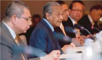  ?? BERNAMA PIC ?? Prime Minister
Tun Dr Mahathir Mohamad giving a keynote address during a dialogue session with
Thai corporate leaders in
Bangkok yesterday.