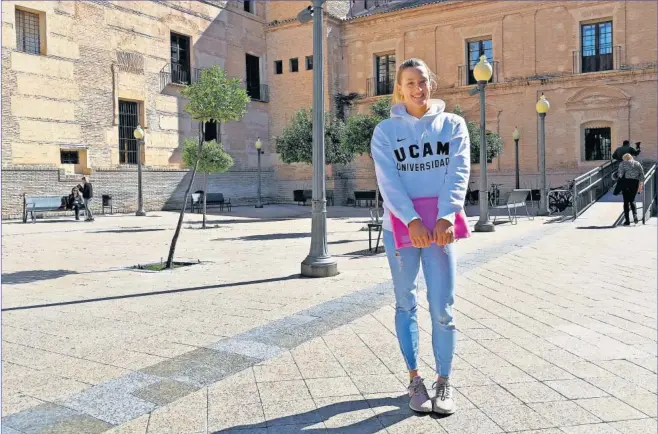  ??  ?? Mireia Belmonte, en 2019, realizando uno de sus exámenes en la Universida­d de Murcia (UCAM).