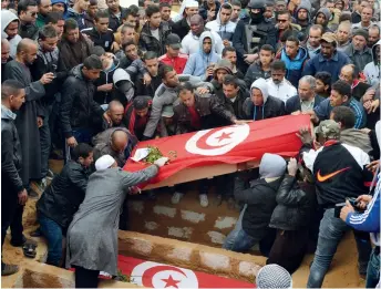  ??  ?? La liberté d’expression gagnée après la révolution de 2011 permet aussi aux salafistes de manifester dans les rues, comme ici en mars 2012 (droite) et juin 2013 (centre) à Tunis. La Tunisie a par ailleurs souffert de la violence djihadiste : à gauche, enterremen­t à Ben Guerdane des victimes d’un attentat le 7 mars 2016.