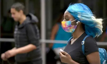  ?? AFP/VNA Photo ?? Face masks are reappearin­g in cities around the world as the Delta variant fuels a surge in coronaviru­s cases.