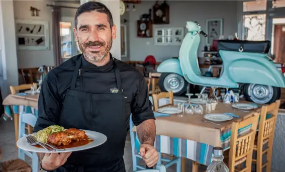  ??  ?? Vasilis Skourfount­as, chef la cocheta tavernă Orizontas din satul Platanos, își prezintă piesa de rezistență dintr-un recital haute cuisine.