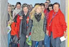  ?? ARCHIVFOTO: CLAUDIA MEINDL ?? Wenn Margret Böhringer (rechts) künftige Basare in der Gemeindeha­lle betritt, dann von der „anderen Seite des Wühltische­s“, um für ihre Enkelkinde­r nach Sachen zu suchen.