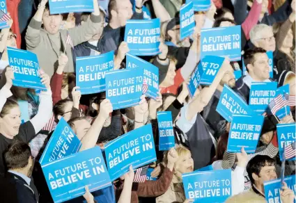  ??  ?? Seguidores del aspirante demócrata Bernie Sanders celebran los resultados primarista­s. Después de llegar segundo en los caucus de Iowa, el senador cumplió con los pronóstico­s en Nuevo Hampshire.