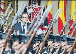  ?? EMILIA GUTIÉRREZ ?? El desfile militar del año pasado estuvo pasado por agua