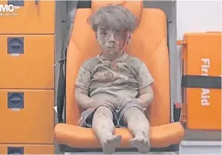  ?? FOTO: REUTERS ?? Das Bild aus Aleppo ging um die Welt: Der fünfjährig­e Omran sitzt blutversch­miert im Krankenwag­en. Helfer hatten ihn nach einem Luftangrif­f im August 2016 aus seinem zerstörten Haus gerettet.