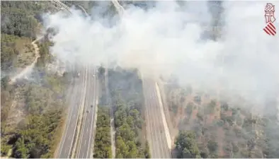  ?? SIAB / 112 GVA ?? Imagen área de la AP-7 cubierta de humo debido a la evolución de las llamas en el origen del fuego.