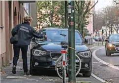  ??  ?? Die Verkehrsüb­erwachung kontrollie­rt den ruhenden Verkehr und verteilt zum Beispiel Knöllchen an Falschpark­er. Die Mitarbeite­r gehören nicht zum OSD.