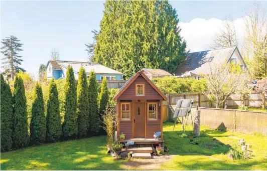  ?? STUART ISETT NYT PHOTOS ?? Dee Williams’ tiny house in the backyard of friends in Olympia, Wash., was the solution to her growing sense that her life was being consumed by household chores.