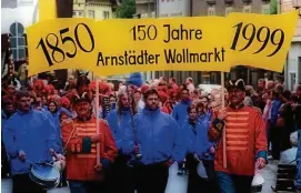  ?? FOTO: HANS-PETER STADERMANN ??  Jahre alt ist dieses Foto von , als  Jahre Wollmarkt in Arnstadt gefeiert wurden. Zum Jubiläum im Juni wird es wieder einen Festzug geben.