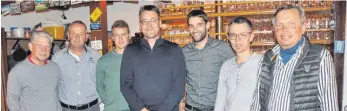  ?? FOTO: ISA ?? Die Mitglieder des BC-Bodolz bestätigen ihren Vorstand und wählen Mathias Lehmann (Dritter von links) zu ihrem zweiten Kassierer: Dieter Schneider, Jürgen Gabelberge­r, Stefan Fingerle, Sven Grünenburg, Sebastian Braun und Manfred Wydra (von links).