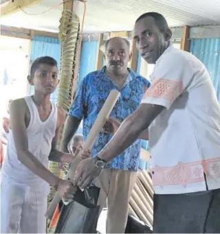  ?? Photo: Deptfo News ?? Ratu Kini Sovea and Jone Jiuta from the Ministry of Women , Children and Poverty Alleviatio­n handing over school stationery to the students at the Nanuku Settlement in Vatuwaqa.