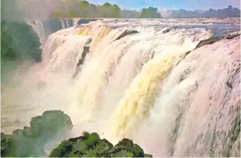  ?? ?? Saltos del Guairá, hoy bajo las aguas del embalse de Itaipú, aún titilan en el recuerdo de algunos